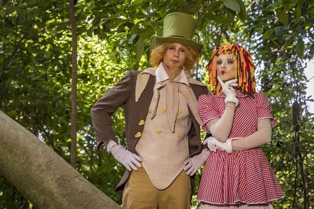 Manu (Isabelle Drummond) como Emília, e João (Rafael Vitti) como Visconde de Sabugosa recriam cena do Sítio do Pica Pau Amarelo em Verão 90 (Foto: Globo/Paulo Belote)