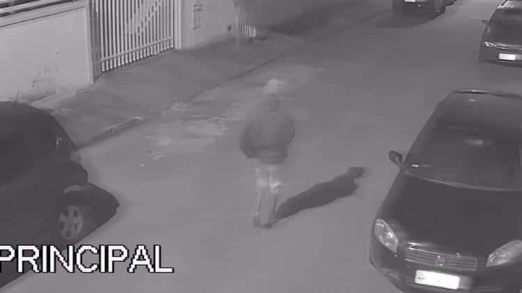 Lucas dos Santos deixa casa de Flordelis e Anderson do Carmo antes do casal chegar. (Imagem: Reprodução/Polícia Civil RJ)