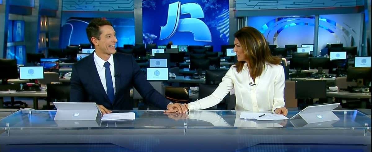 Sergio Aguiar e Janine Borba n comando do Jornal da Record Especial. (Foto: Reprodução)