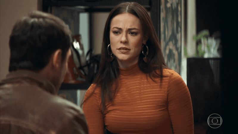 Vivi (Paolla Oliveira) e Chiclete (Sergio Guizé) em cena de A Dona do Pedaço; blogueira vai terminar namoro após descobrir plano para matá-la (Foto: Reprodução/Globo)