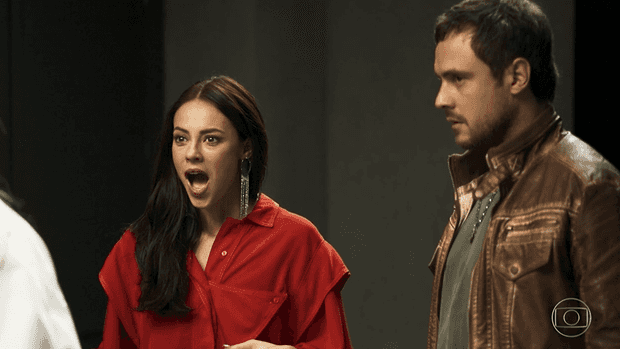 Vivi Guedes (Paolla Oliveira) e Chiclete (Sergio Guizé) em cena na novela A Dona do Pedaço, da Globo. (Foto: Reprodução)