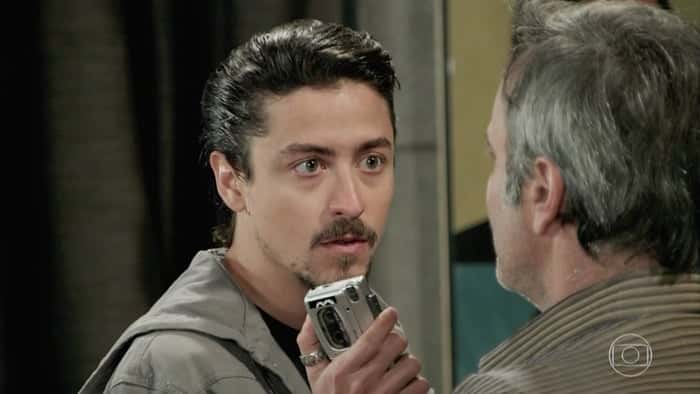 Jerônimo (Jesuíta Barbosa) em cena de Verão 90 (Foto: Reprodução/Globo)
