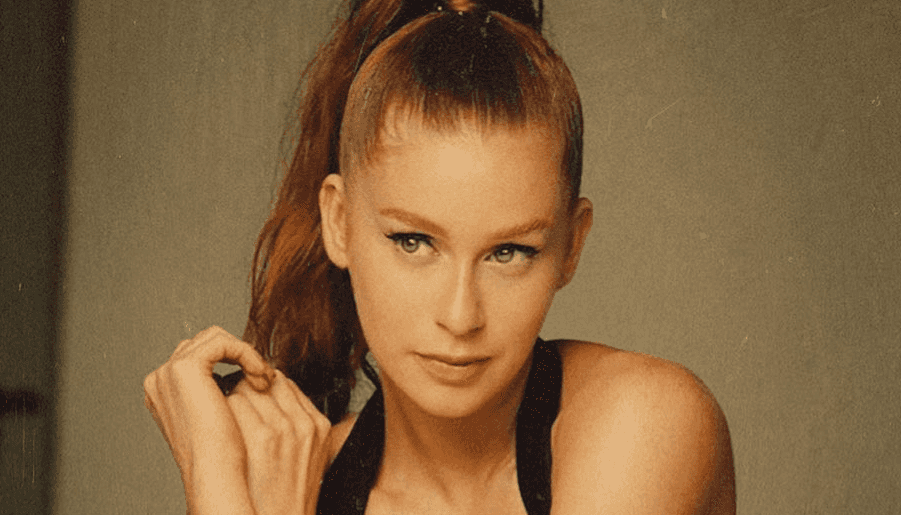 Marina Ruy Barbosa não está loira platinada e continua ruiva. A atriz usou uma peruca e pregou uma peça em seus seguidores nos últimos dias (Foto: Reprodução/Instagram)