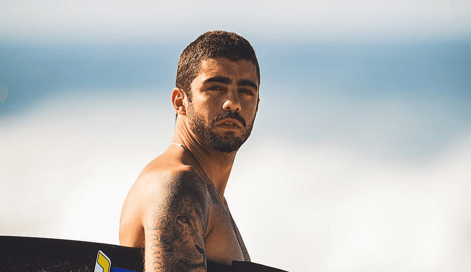 O surfista Pedro Scooby foi flagrado em um momento de intimidade pelo ator Paulo Vilhena (Foto: Reprodução/Instagram)