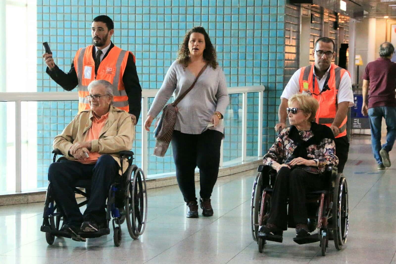 Tarcísio Meira e Gloria Menezes flagrados de cadeira de rodas em aeroporto (Foto Agnews)