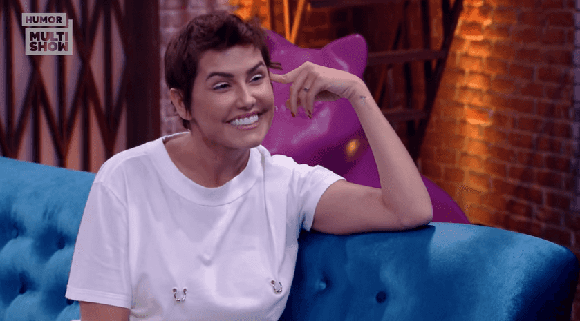 A atriz Deborah Secco abriu o jogo em entrevista para o talk show Lady Night, de Tatá Werneck. (Foto: Reprodução)