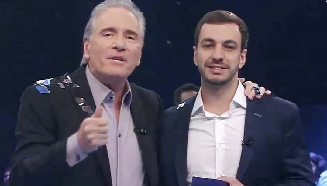 Anúncio do vencedor foi realizado ao vivo nos estúdios da Band (Foto: Reprodução/Band)