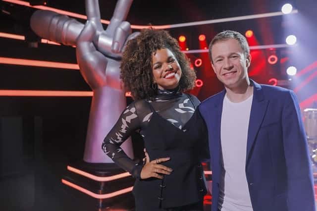 Tiago Leifert e Jennifer Nascimento, a nova repórter do The Voice Brasil (Foto: Globo/ Victor Pollak)