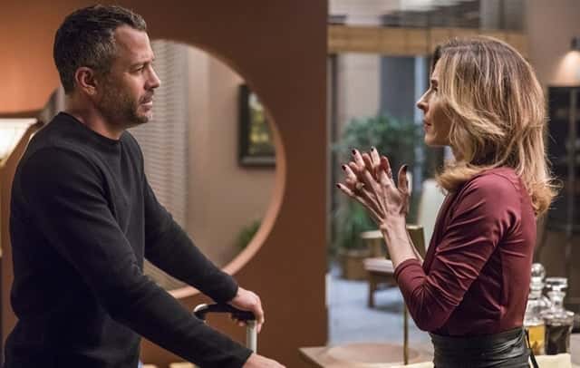 Agno (Malvino Salvador) e Lyris (Deborah Evelyn) em cena de A Dona do Pedaço (Foto: Globo/Paulo Belote)
