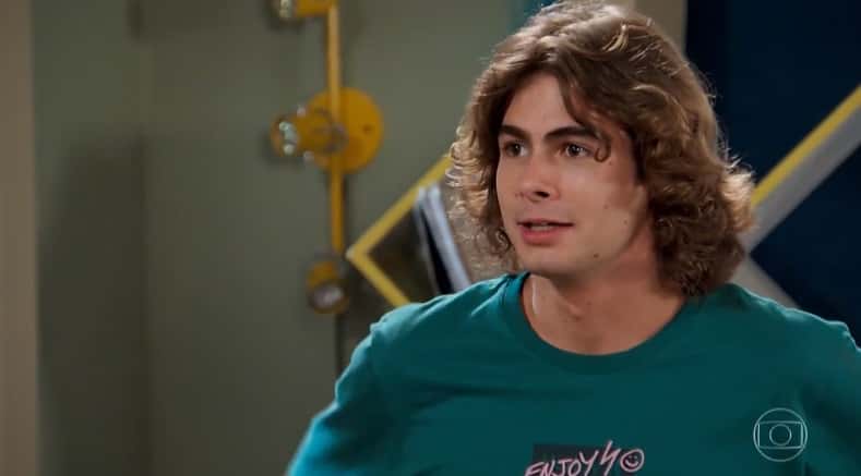 Rafael Vitti é João em Verão 90 da Globo e irá comemorar a prisão de Jerônimo, personagem vivido por Jesuíta Barbosa (Foto: Reprodução)