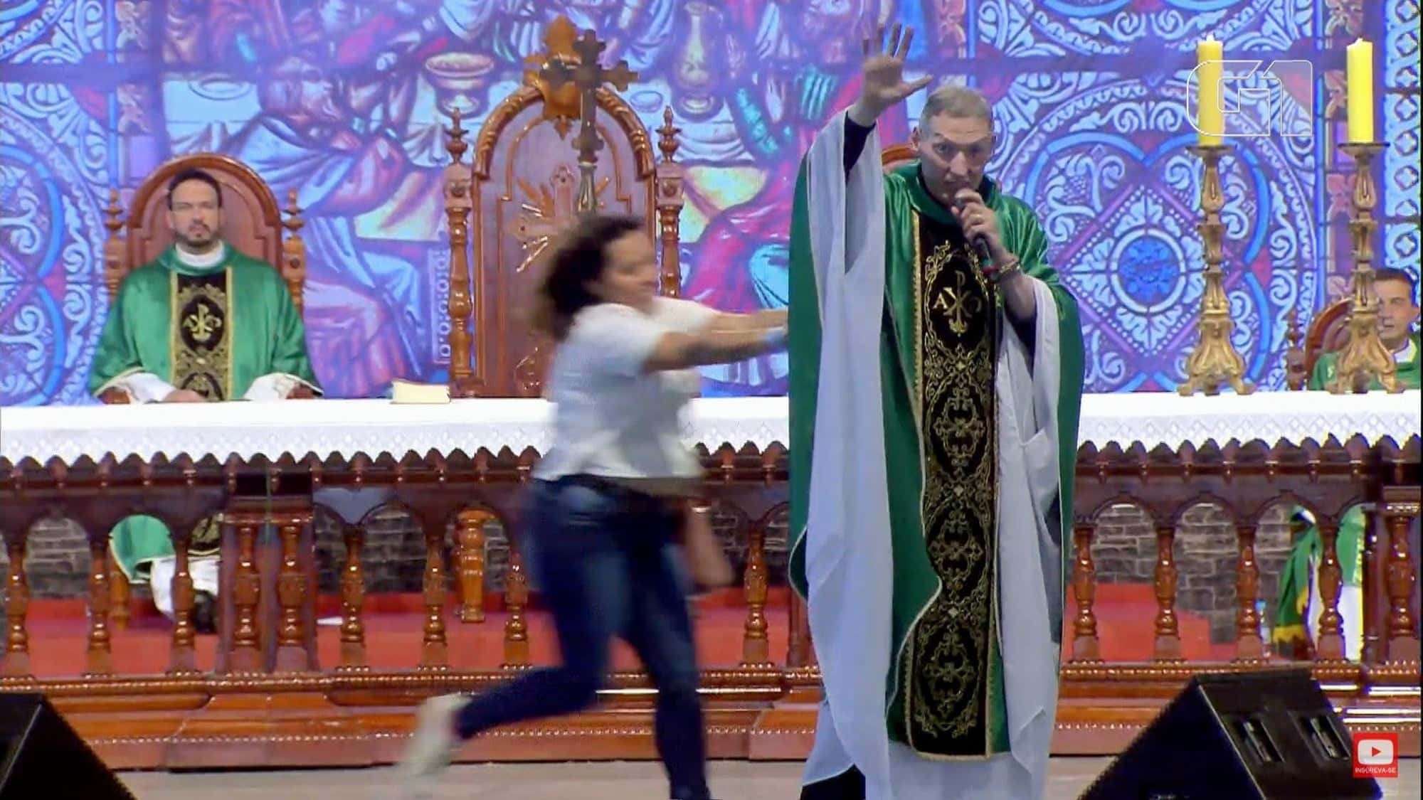 Mulher empurrou padre durante missa na Canção Nova — Foto: Reprodução