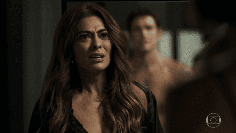 Maria da Paz (Juliana Paes) em cena que flagra traição de Régis e Josiane em A Dona do Pedaço; novela bateu recorde de audiência (Foto: Reprodução/Globo)