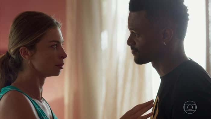 Paloma (Grazi Massafera) e Ramon (David Junior) em cena de Bom Sucesso: casal será abalado por suposta traição (Foto: Reprodução/ Globo)