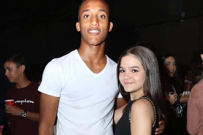 A atriz da Globo, mel Maia e famoso jogador de futebol, João no show do Nego do Borel nesta terça-feira (Foto: Reprodução)