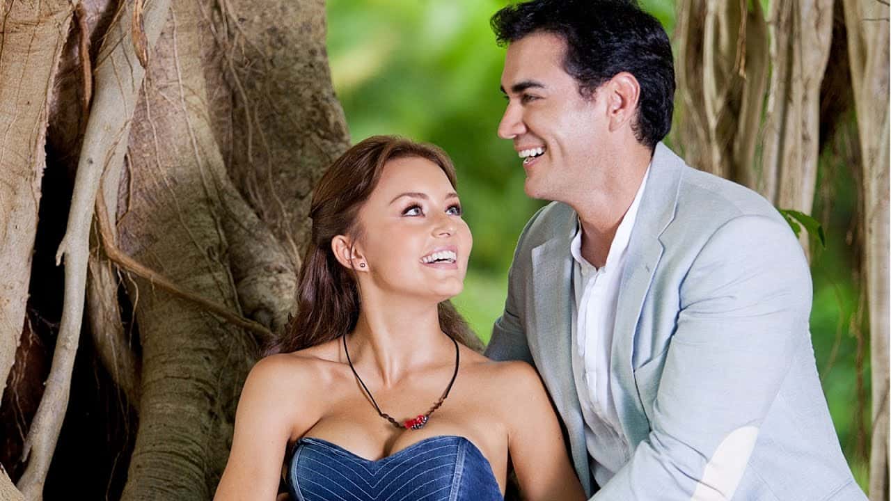 Angelique Boyer e David Zepeta são os protagonistas de Abismo de Paixão que volta ao SBT (Foto: Reprodução)