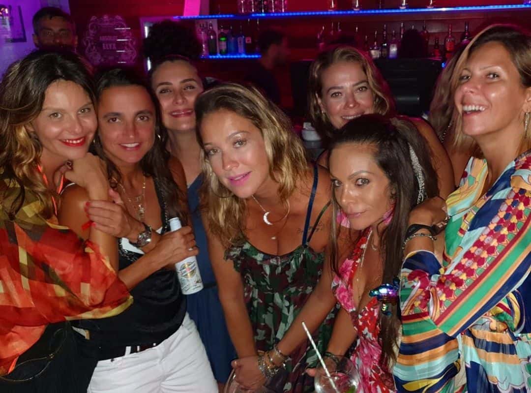 Luana Piovani celebra ao lado das amigas (Reprodução)