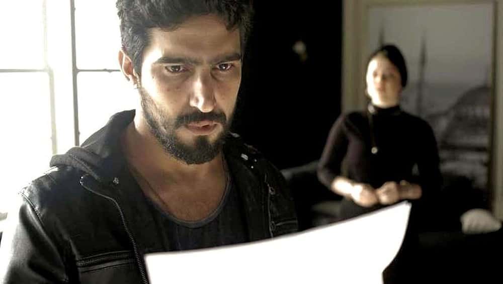 Jamil (Renato Góes) e Dalila (Alice Wegmann) em Órfãos da Terra (Foto: Reprodução/Globo)