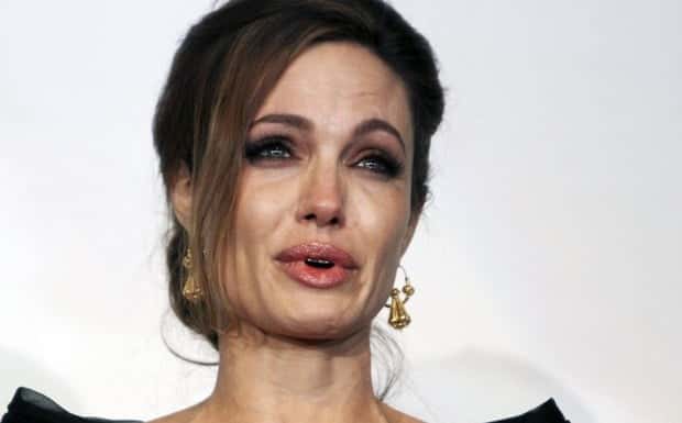 A atriz Angelina Jolie chora ao se despedir de seu filho Maddox (Foto: Reprodução)