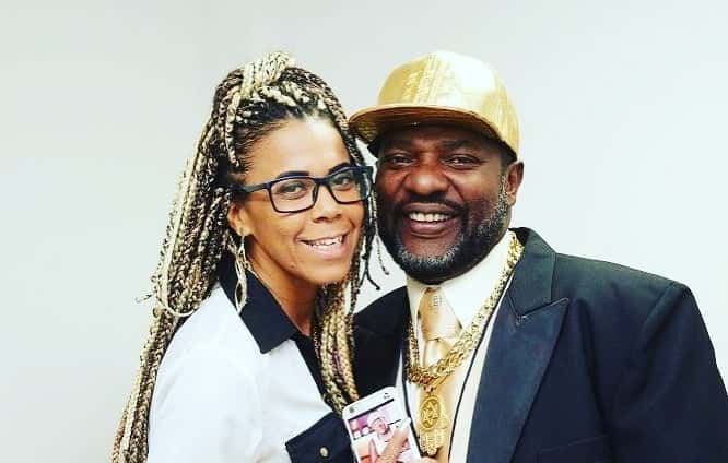 Viúva de Mr. Catra, Silvia fala sobre sua real situação financeira após quase 1 ano da morte do cantor (Foto: Reprodução)
