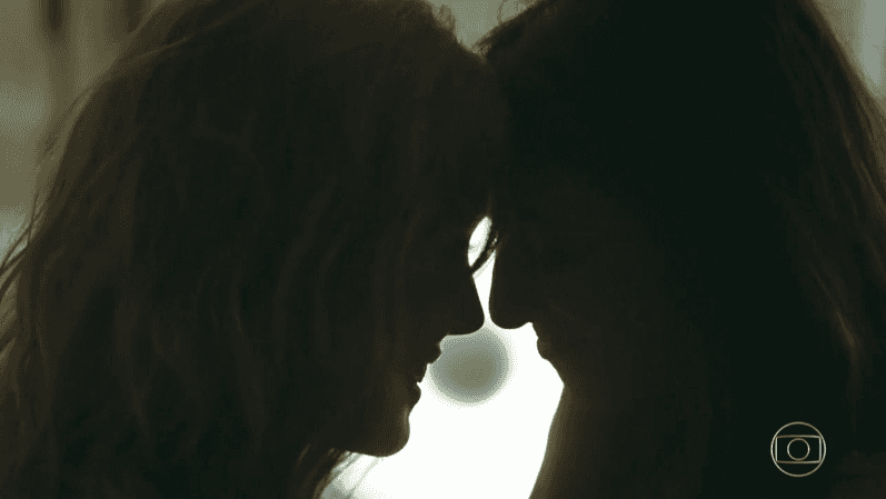 Valéria (Bia Arantes) e Camila (Anaju Dorigon) em cena de beijo gay cortada de Órfãos da Terra (Foto: Reprodução/Globo)