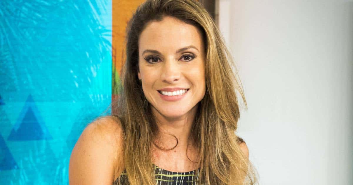 Maíra Charken divulga fotos apenas de biquiní em suas redes sociais (Foto: Reprodução)