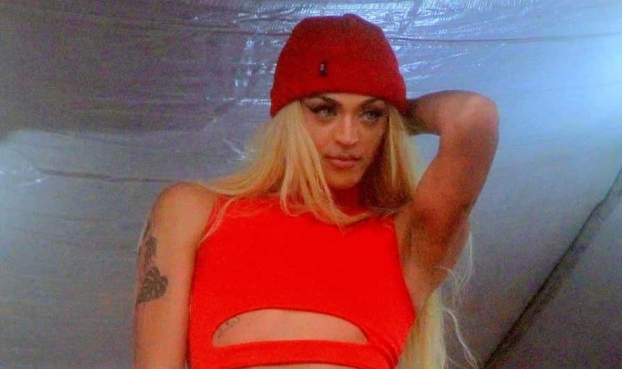 Pabllo Vittar surgiu em vídeo íntimo com dois homens bonitões (Foto: AgNews)