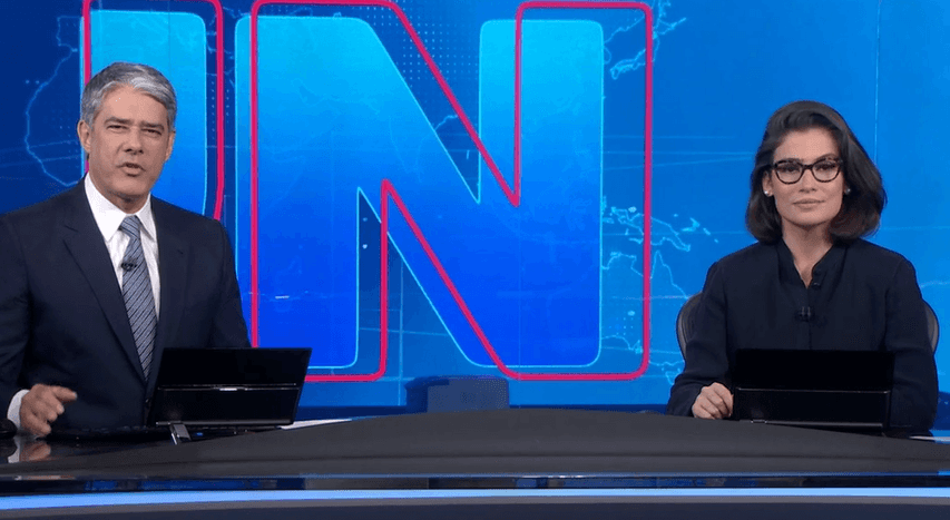 William Bonner e Renata Vasconcellos na bancada do Jornal Nacional da Globo (Foto: Reprodução/Globoplay)