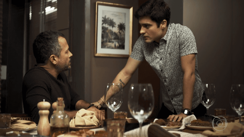 Agno (Malvino Salvador) será consolado por Leandro (Guilherme Leicam) e os dois terão romance em A Dona do Pedaço (Foto: Reprodução/Globo)