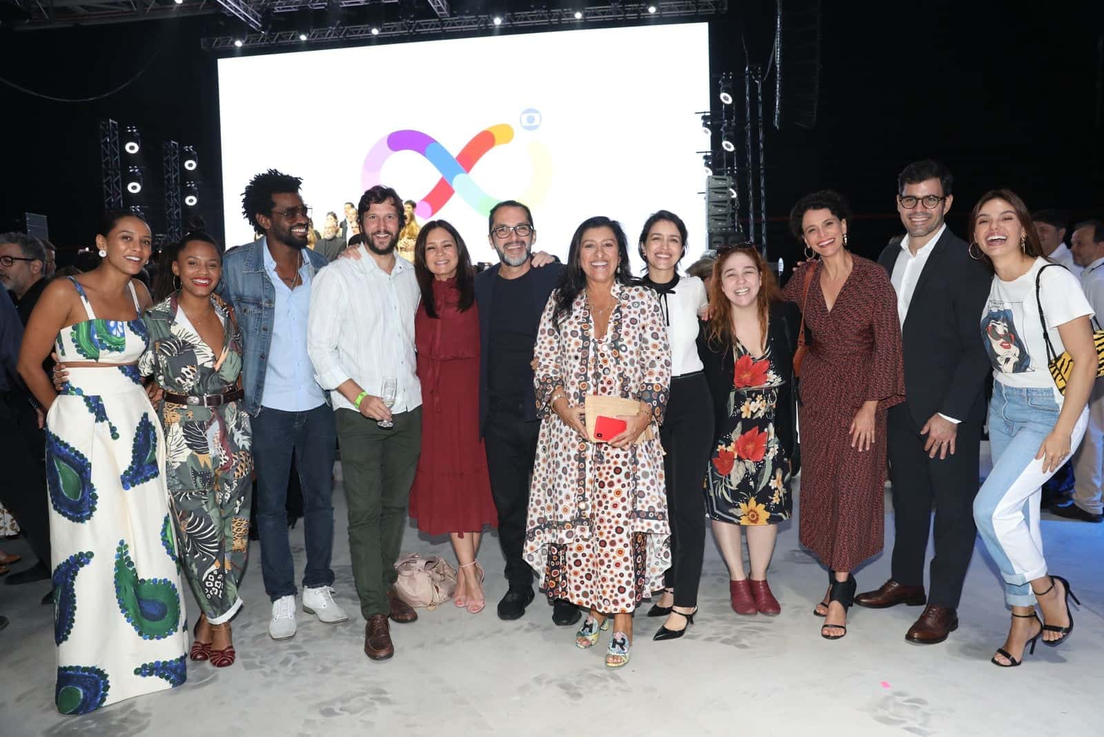 Manuela Dias, José Luiz Villamarim e elenco de Amor de Mãe na inauguração do MG4, novo complexo de estúdios da Globo. Foto: Divulgação/ Raquel Cunha/TVGlobo