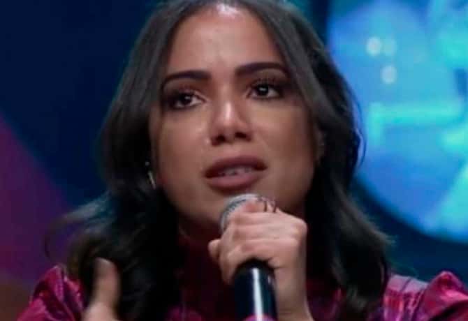 Anitta desmente diagnóstico de doença mental e coloca a culpa no irmão (Foto: Reprodução)