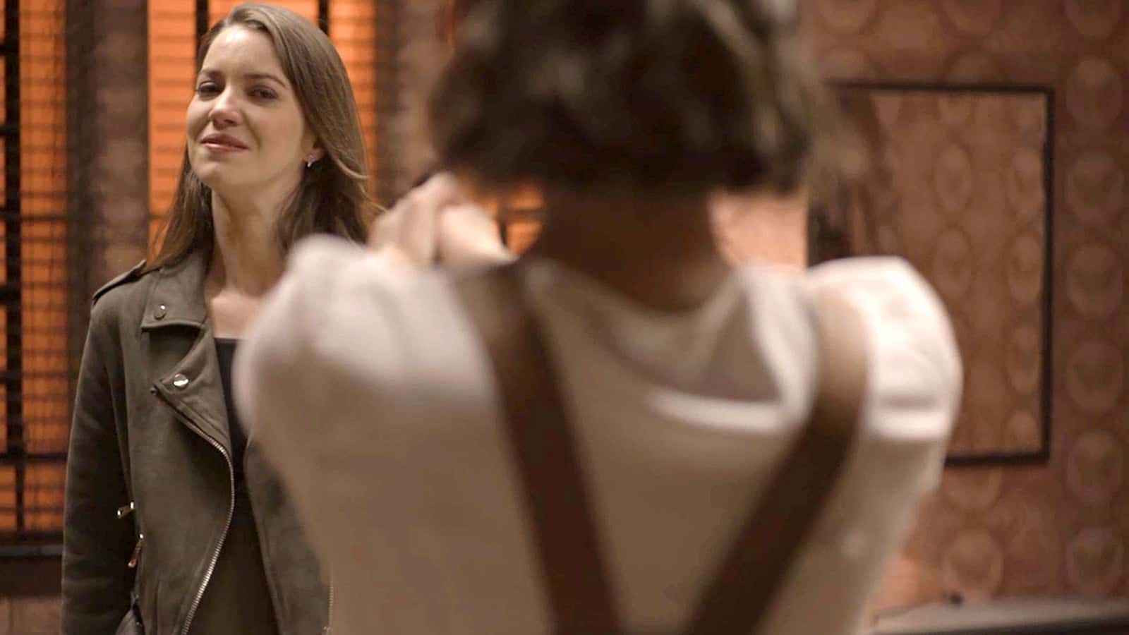 Josiane (Agatha MoreirA) tentará matar Fabiana (Nathalia Dill) em A Dona do Pedaço (Foto: Divulgação)
