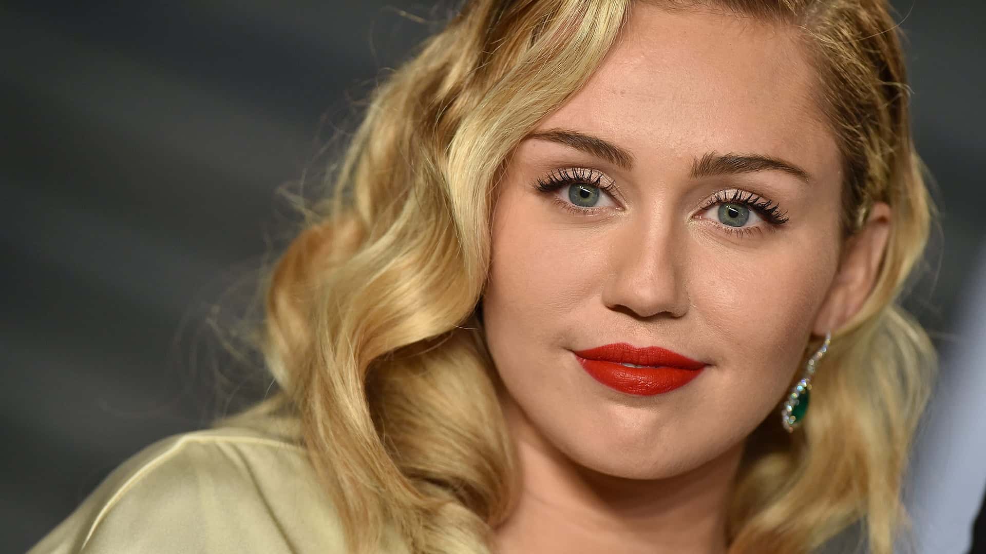 Miley Cyrus posta foto só de biquíni e com legenda polêmica (Foto: Reprodução)