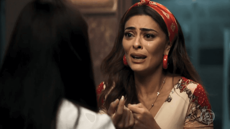 Maria da Paz (Juliana Paes) e Vivi (Paolla Oliveira) em cena de A Dona do Pedaço, que teve audiência recorde às quartas (Foto: Reprodução/Globo)