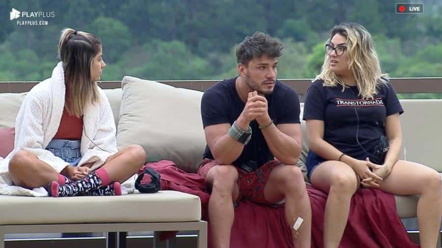 A participante de A Fazenda da Record, Thayse afirma que reality show foi invadido (Foto: Reprodução RecordTV)