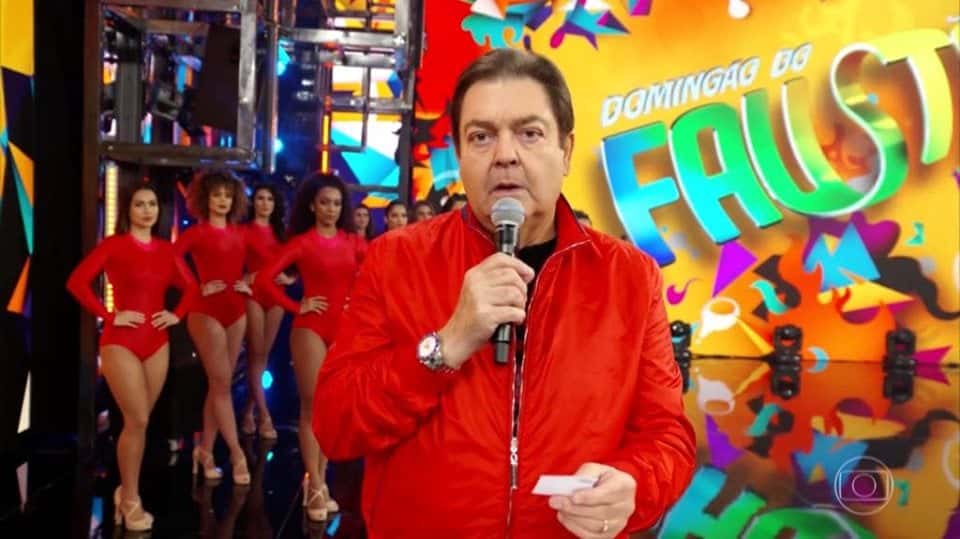 Faustão interrompe seu Domingão para fazer uma homenagem ao diretor da atração que faleceu na última semana aos 88 anos, Maurício Sherman (imagem: reprodução/ Globo)
