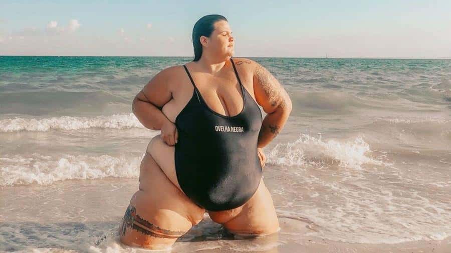 A modelo plus size Thais Carla roubou a cena com maiô cavado (Foto: Divulgação / Instagram)