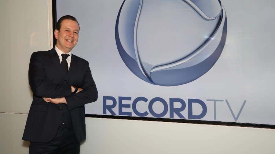 Celso Zucatelli posa em frente ao logotipo da Record (foto: divulgação/RecordTV)