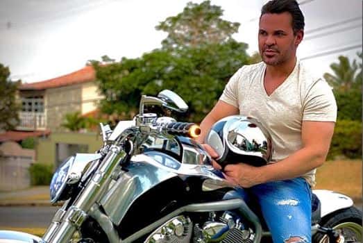 O famoso cantor sertanejo e ex-affair de Antonia Fontenelle, Eduardo Costa vira um dos assuntos mais falados da internet (Foto: Reprodução)