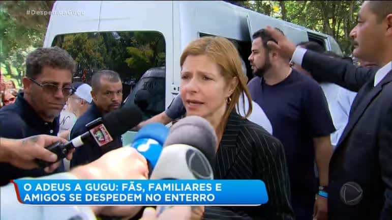 Rose Miriam dando entrevistas a emissoras de TV (Foto: Reprodução/Record)