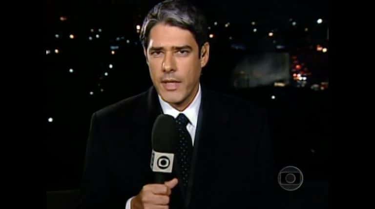William Bonner apresenta JN em cima de prédio para cobrir acidente no aeroporto de Congonhas, em 2007. Foto: Memória Globo