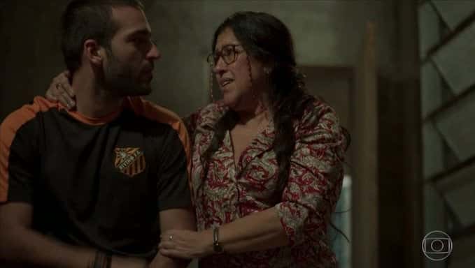 De propósito? Amor de Mãe erra e põe ator vestido com camiseta de futebol da novela ‘Avenida Brasil’ - Foto: reprodução internet