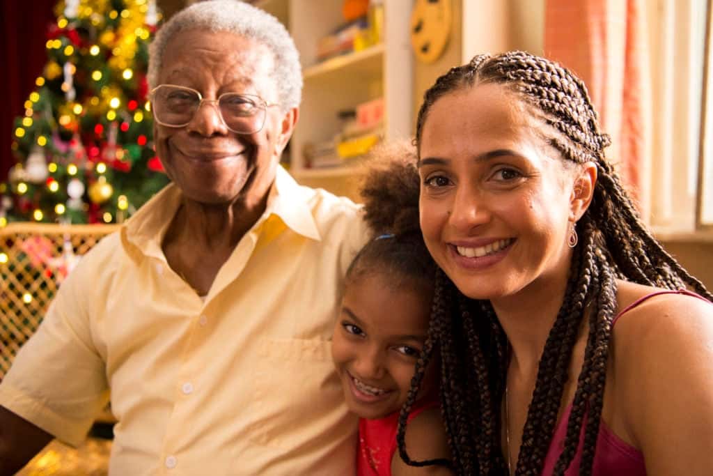 Orlando (Milton Gonçalves), Vera (Camila Pitanga) e Letícia (Gabriely Mota) no especial Juntos a Magia Acontece (Foto: Divulgação/Globo/Estevam Avellar)