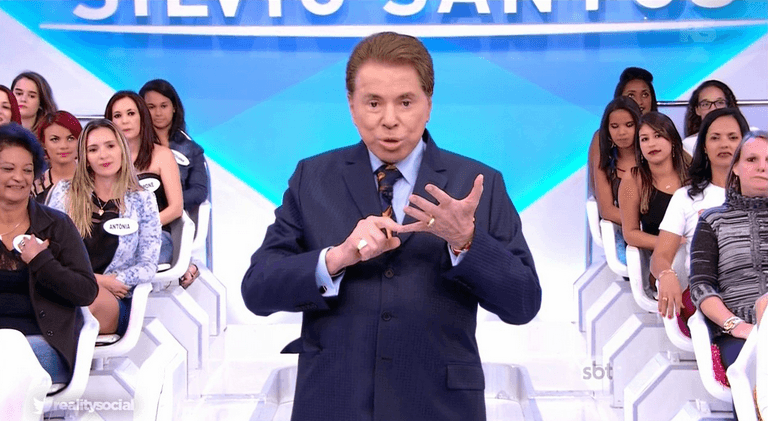 Silvio Santos foi flagrado dormindo durante jantar em família (Foto: Reprodução/ Instagram)