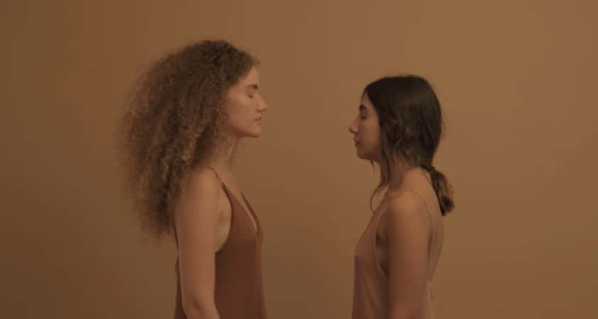 Anavitória lançou o videoclipe de "A Gente Junto" no YouTube (Foto: Reprodução)