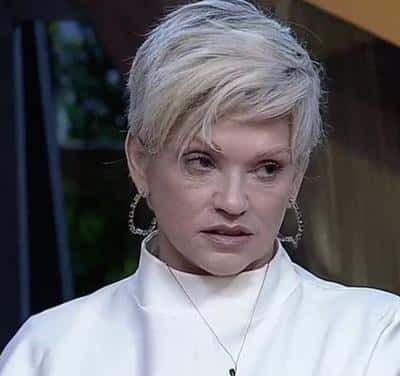 Andréa Nóbrega ficou sem graça ao ouvir Marcos Mion falar de Carlos Alberto em A Fazenda, da Record (Foto: Reprodução)