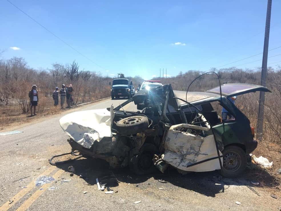 Carro ficou totalmente destruído (Foto: Reprodução)