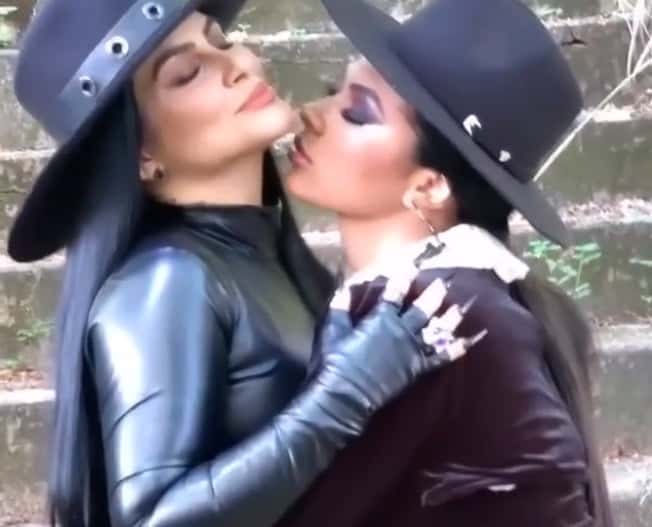 Cleo e Pocahontas gravaram o clipe da música "Queima" que lançarão juntas em breve (Foto: Reprodução / Instagram)
