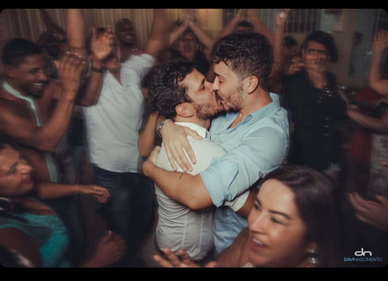 Carlinhos Maia beija o marido, Lucas Guimarães (Reprodução)