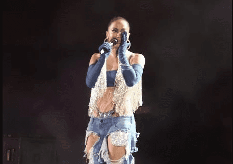 Anitta durante show (Foto: Reprodução)