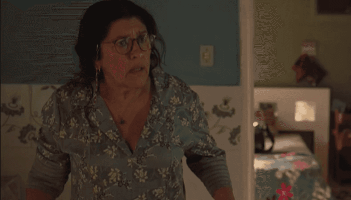 Regina Casé (Lurdes) em cena de Amor de Mãe (Foto: Reprodução/Globo)